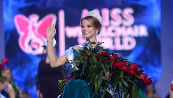 Nữ sinh 23 tuổi đến từ Belarus đăng quang hoa hậu. Ảnh: AP