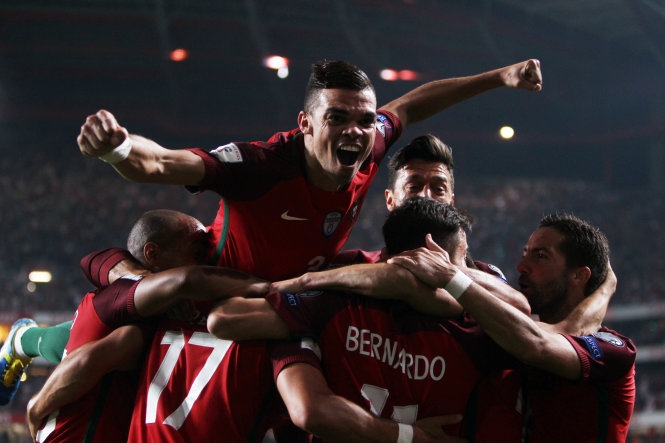  Các cầu thủ Bồ Đào Nha ăn mừng bàn nâng tỉ số lên 2-0 của Andre Silva. Ảnh: REUTERS