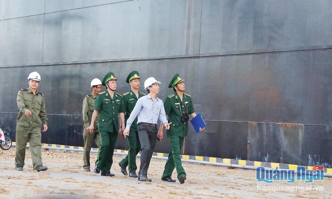  Đồn Biên phòng cửa khẩu Cảng Dung Quất phối hợp cùng Công ty CP PTSC Quảng Ngãi tuần tra bảo vệ bến cảng số 1. Ảnh: K.T