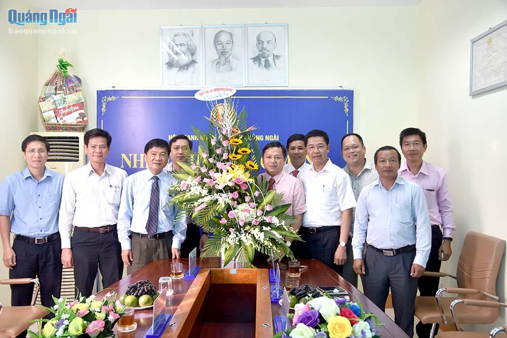 Chủ tịch UBND tỉnh Trần Ngọc Căng tặng hoa chúc mừng Hội doanh nghiệp trẻ Quảng Ngãi