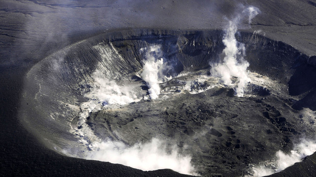 Núi lửa Shinmoe phun trào sáng 11-10 được nhìn từ trên không - Ảnh: Kyodo