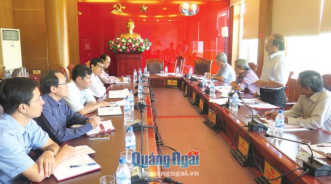 Phó Bí thư Thường trực Tỉnh ủy Nguyễn Thanh Quang phát biểu tại buổi trực báo.     