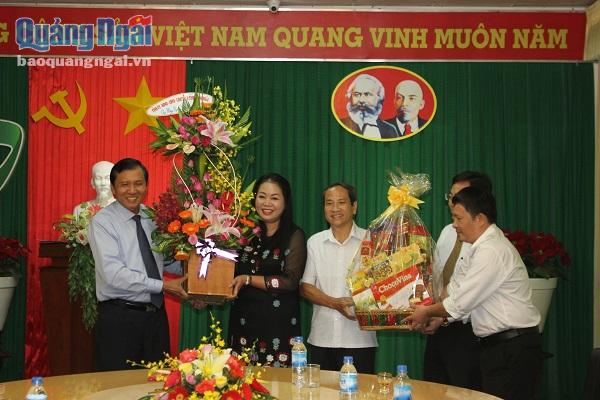 Thăm, tặng quà tại Vietcombank Quảng Ngãi