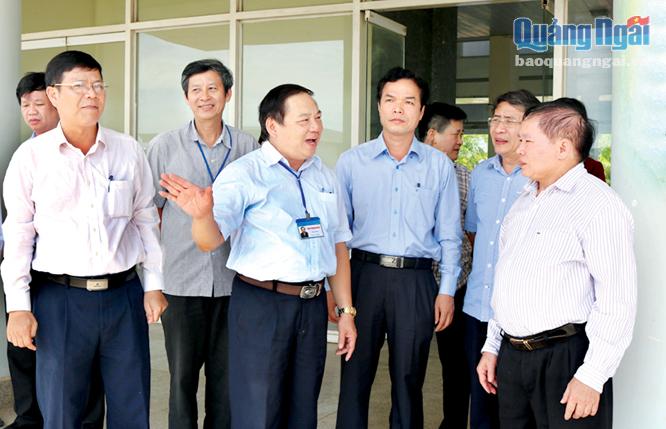 Thứ trưởng Bùi Văn Ga (bên phải) và đoàn công tác của Bộ GD&ĐT đến thăm và làm việc với Trường Đại học Phạm Văn Đồng. Ảnh: T. Phương