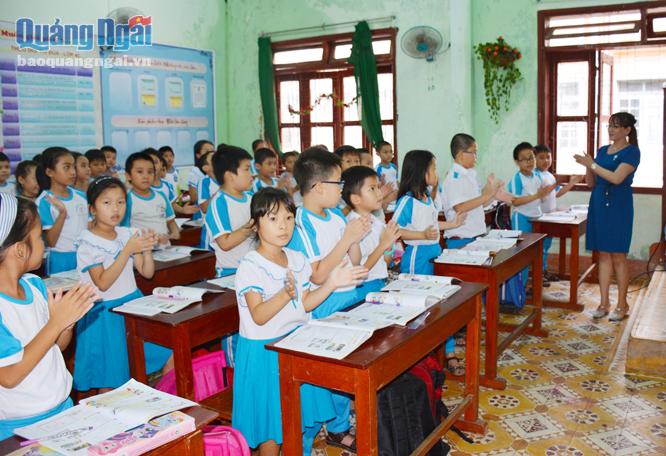Học sinh ở Trường Tiểu học Trần Hưng Đạo trong tiết học môn tiếng Anh.