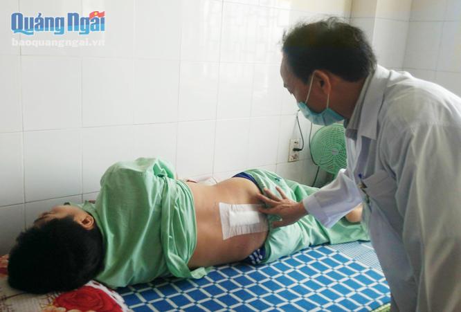 Bệnh nhân sau mổ đĩa đệm được bác sĩ thăm khám tại Khoa Ngoại thần kinh, Bệnh viện Đa khoa Quảng Ngãi.
