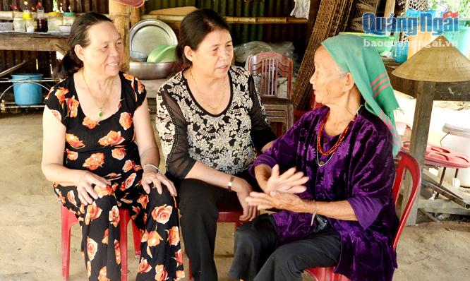 Bà Đinh Thị Hú (ngồi giữa) thường xuyên thăm hỏi đời sống những người cao tuổi trong khu dân cư.