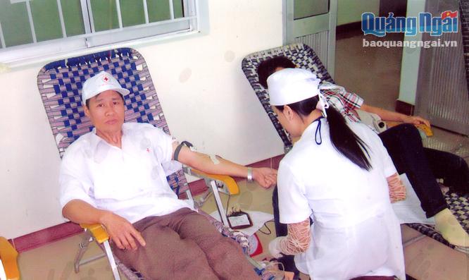 Anh Huỳnh Văn Mai trong một lần hiến máu tình nguyện.