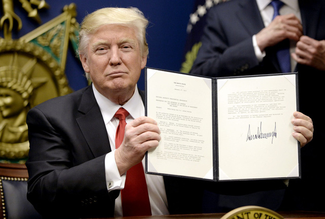 Tổng thống Mỹ Donald Trump ký sắc lệnh hành pháp (Ảnh: Reuters)