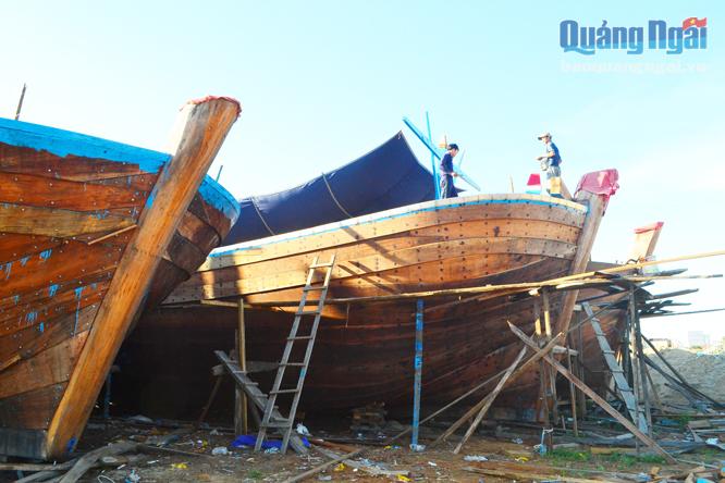 Ngư dân TP.Quảng Ngãi đang đóng mới tàu vỏ gỗ theo Nghị định 67 tại HTX Dịch vụ và Khai thác hải sản xa bờ Nghĩa An để hạ thủy vào cuối năm nay.
