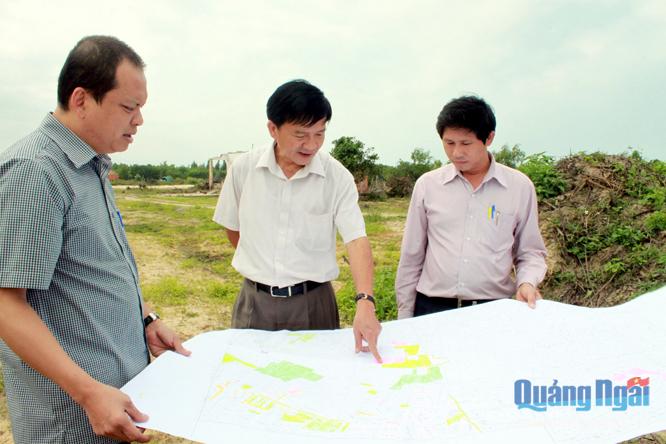  Chủ tịch UBND tỉnh Trần Ngọc Căng (đứng giữa) kiểm tra thực tế giải quyết khó khăn vướng mắc trong giải phóng mặt bằng dự án cho doanh nghiệp.                                  ẢNH: P.DANH