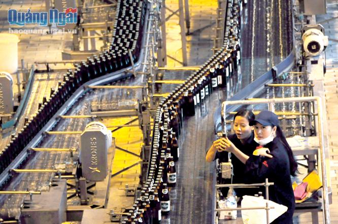 Công nhân Công ty Bia Sài Gòn-Quảng Ngãi đang kiểm tra sản phẩm trước khi xuất ra thị trường.    