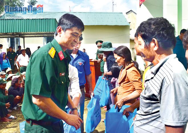 Lực lượng vũ trang huyện Ba Tơ tổ chức tặng quà cho đồng bào nghèo địa phương.          ảnh: X.THIÊN