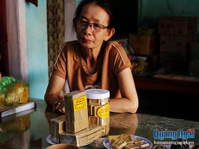Học nghề từ năm 25 tuổi, tiếp nối nghề làm bánh in truyền thống của Nội, nay đã bước sang tuổi 48. Hiện nay, hiệu bánh Thương Tín của chị nức tiếng thơm ngon, là thương hiệu duy nhất của xã được cung ứng sang thị trường nước ngoài.