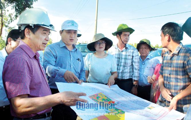 Trưởng Ban Quản lý KKT Dung Quất và các KCN tỉnh Nguyễn Minh Tài (bên trái) tham gia kiểm tra hiện trường giải quyết vướng mắc về giải phóng mặt bằng cho các dự án đầu tư  vào KKT Dung Quất.