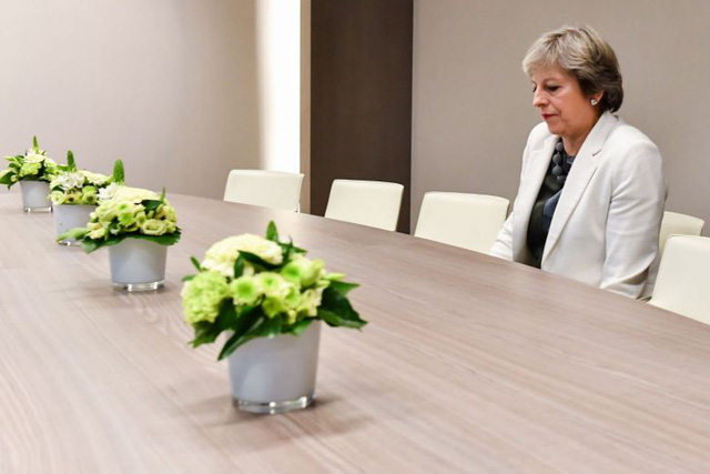 Thủ tướng Anh Theresa May ngồi lặng lẽ một mình. (Ảnh: AFP)