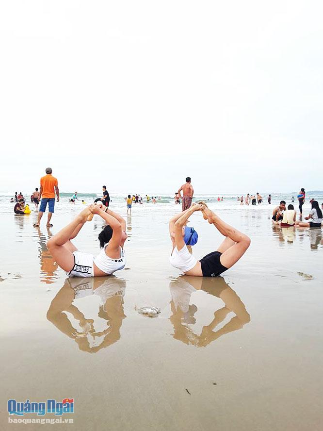 Phá cách với những động tác rất khó, nhiều người lại khoe trọn hình thể với những đường cong quyến rũ khi tập Yoga trong bộ đồ bikini gợi cảm trên bãi biển 
