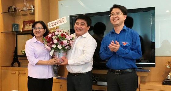  Đồng chí Thân Thị Thư (trái), Trưởng Ban Tuyên giáo Thành ủy TPHCM, tặng hoa chúc mừng tân Tổng Biên tập Báo Tuổi Trẻ. Ảnh: KIỀU PHONG