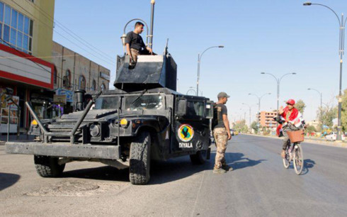  Xe quân sự xuất hiện trên một con phố ở tỉnh Kirkuk, Iraq. Ảnh: Reuters.