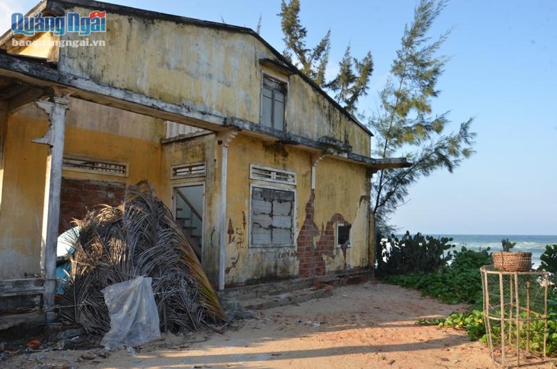 Nhiều người dân phải bỏ làng vì sóng đánh hư hỏng nhà.