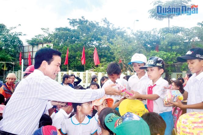 Phó Chủ tịch UBND tỉnh  Đặng Ngọc Dũng tặng quà cho trẻ em nghèo. Ảnh: X.H
