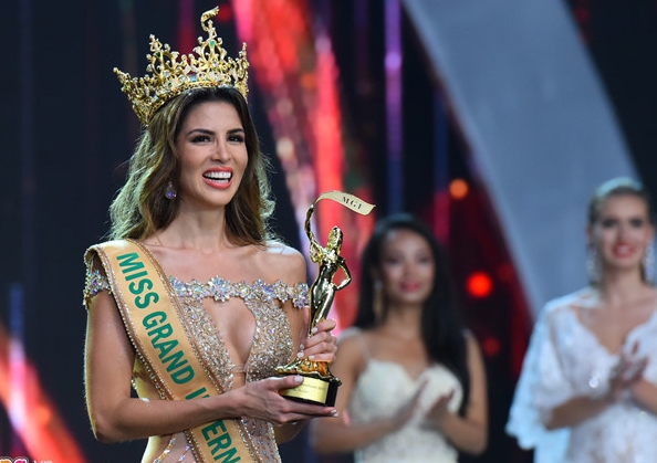 Người đẹp Peru đăng quang Hoa hậu Hòa bình thế giới 2017 trong đêm chung kết diễn ra tối 25-10 tại Việt Nam.