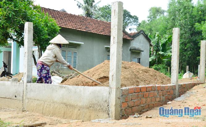  Để chủ động phòng, chống lụt bão,  người dân thôn An Trường, xã Phổ Ninh đã chủ động nâng cao sân, vườn, làm bờ tường phòng chống ngập lụt.