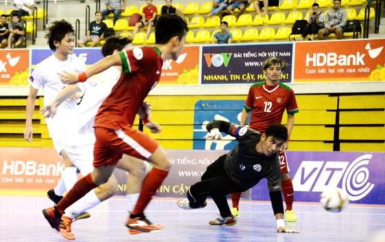  Indonesia (áo đỏ) có chiến thắng kỷ lục trước Philippines.