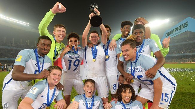 Các cầu thủ U-17 Anh ăn mừng chức vô địch. Ảnh: FIFA