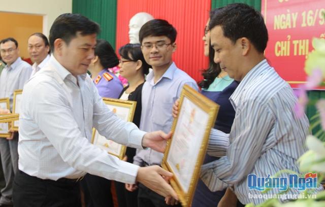 Phó Bí thư Tỉnh ủy Trần Văn Minh trao Bằng khen của UBND tỉnh cho các tập thể và cá nhân