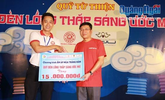 Trao 15 triệu đồng trích từ Quỹ lồng đèn thắp sáng ước mơ cho Quỹ Bảo trợ trẻ em TP.Quảng Ngãi.