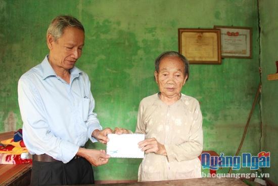 Thăm hỏi và trao tặng quà cho người cao tuổi ở Bình Sơn.