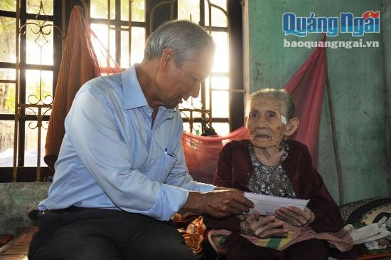 Thăm hỏi và trao tặng quà cho người cao tuổi ở huyện Sơn Tịnh.