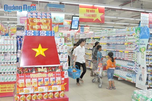 hách hàng mua sắm tại Siêu thị co.opmart Quảng Ngãi.