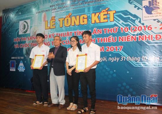 Chủ tịch Ủy ban MTTQ Việt Nam tỉnh Lê Quang Thích trao giải nhất cho tác giả, nhóm tác giả đạt giải nhất cuộc thi Sáng tạo Thanh thiếu niên, nhi đồng tỉnh năm 2017.