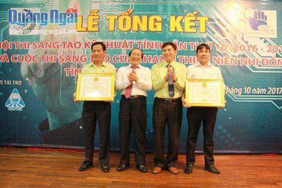 Phó Bí thư thường trực Tỉnh ủy Nguyễn Thanh Quang trao giải nhất cho tác giả, nhóm tác giải đạt giải nhất Hội thi Sáng tạo Kỹ thuật tỉnh.