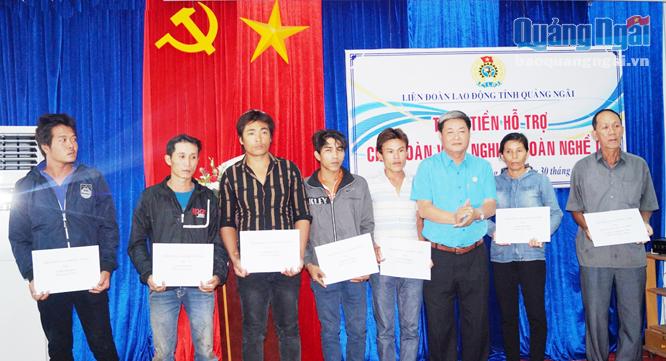 Chủ tịch LĐLĐ tỉnh Trần Văn Thanh trao tiền hỗ trợ cho các đoàn viên nghiệp đoàn nghề cá gặp khó khăn