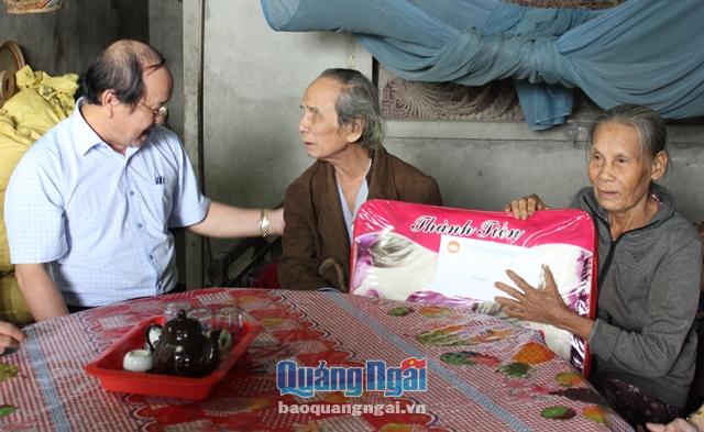 Thăm hỏi, động viên gia đình bà Bùi Thị Việt ở xã Nghĩa Trung, huyện Tư Nghĩa