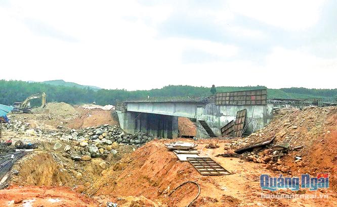Công trình cầu Biều nằm trên Tỉnh lộ 628 thuộc địa phận xã Long Sơn đang trong giai đoạn hoàn thiện.