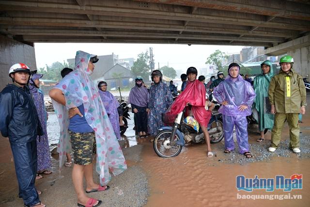 Nhiều người dân không thể trở về nhà do mưa lớn, các tuyến đường bị chia cắt