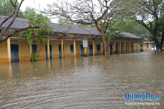 Hàng chục trường học bị nước lũ tấn công buộc phải đóng cửa trong ngày 6.11