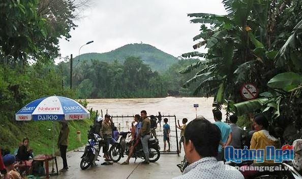 Mọi giao thông đi lại giữa huyện Sơn Hà- Sơn Tây bị cắt đứt hoàn toàn