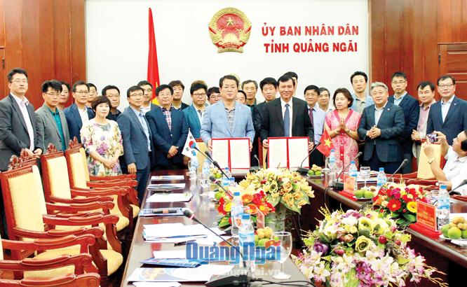 Lãnh đạo UBND tỉnh ký kết biên bản ghi nhớ hợp tác với lãnh đạo quận Nam, thành phố Ulsan (Hàn Quốc).