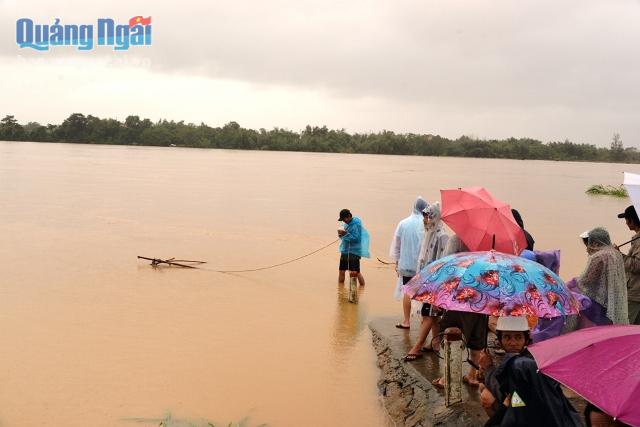 Bến đò ngang về thôn Ân Phú bị tê liệt từ 3 ngày nay, gần 500 hộ dân bị cô lập hoàn toàn