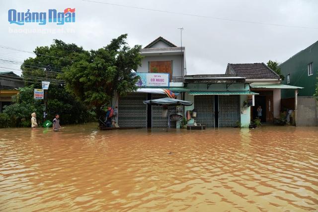Khu vực ngập sâu nhất ở TP.Quảng Ngãi là từ 1-1,5m với hơn 500 nhà dân bị nước lũ bao vây