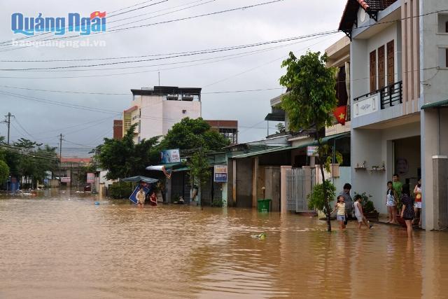 Mặc dù ở trung tâm TP.Quảng Ngãi, nhưng các khu dân cư vẫn bị nước lũ đục ngầu bao vây, gây ngập nặng