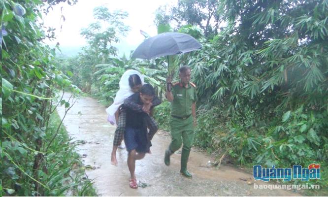 Lực lượng Công an huyện Ba Tơ đưa các nạn nhân bị thương trong vụ sạt lở núi.