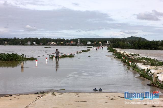 Quốc lộ 24B đoạn qua cầu Khê Hòa, xã Tịnh Khê, TP.Quảng Ngãi đến trưa 7.11 vẫn còn bị nước lũ tấn công
