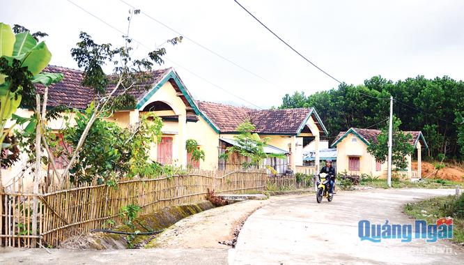 Nhà cửa ở khu TĐC Đăk Lang, xã Sơn Dung (Sơn Tây) rất khang trang, nhưng cuộc sống của bà con gặp nhiều khó khăn, do thiếu đất sản xuất.