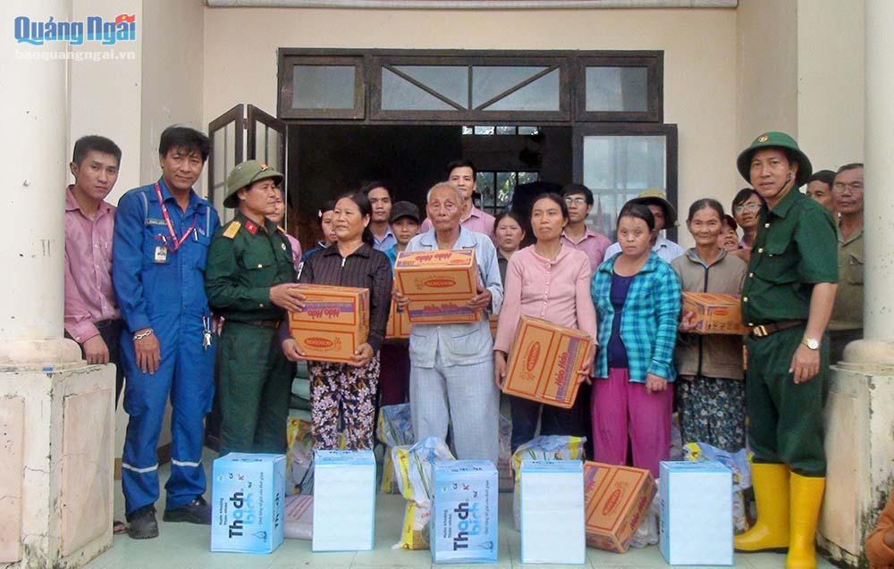 Đại diện BSR trao quà cho người dân vùng lũ xã Bình Chương, huyện Bình Sơn